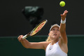 テニス、ウィンブルドン選手権、女子シングルス4回戦。サーブを打つミラ・アンドレーワ（2023年7月10日撮影）。(c)Daniel LEAL / AFP