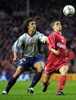 サッカー元イングランド代表のマイケル・オーウェン（Michael Owen）が19日、12-13シーズン限りで現役引退することを表明した。

UEFA杯（UEFA Cup）準決勝で、FCバルセロナ（FC Barcelona）のカルレス・プジョル（Carles Puyol、左）とボールを競るリバプール（Liverpool FC）のマイケル・オーウェン（2001年2月15日撮影）。(c)AFP/Odd ANDERSEN
