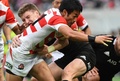 ラグビーテストマッチ、日本対ニュージーランド。ニュージーランドの選手のタックルを受ける日本の福岡堅樹（左、2018年11月3日撮影）。(c)Toshifumi KITAMURA/AFP