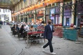 英ロンドンのレドンホールマーケットを歩く人（2021年7月27日撮影、資料写真）。(c)Tolga Akmen / AFP