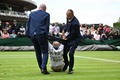 テニス、ウィンブルドン選手権、女子シングルス1回戦。警備員に連れ出される環境団体「ジャスト・ストップ・オイル」の活動家（2023年7月5日撮影）。(c)Glyn KIRK / AFP
