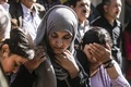シリアにあるヤジディー教徒の村で保護された女性と子ども（2019年4月13日撮影）。(c)AFP / Delil Souleiman