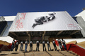 第66回カンヌ国際映画祭（Cannes Film Festival）が15日、南仏カンヌ（Cannnes）で開幕する。メイン会場となるパレ・デ・フェスティバル（Palais des Festivals）では準備が大詰めを迎えており、街は映画スターたちの到着を今か今かと待っている。写真は、パレ・デ・フェスティバルに掲げられた巨大な公式ポスター（2013年5月13日撮影）。(c)AFP/VALERY HACHE