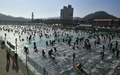 韓国・江原道の華川で開かれたヤマメ祭りで穴釣りをする人々（2019年1月5日撮影）。(c)AFP PHOTO / JUNG Yeon-Je