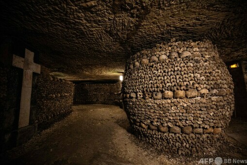 フランス革命期の遺骨で造られた壁、修復中 パリの「カタコンベ」 写真28枚 国際ニュース：AFPBB News