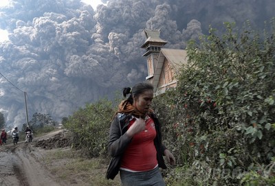 インドネシア・スマトラ島で活火山が噴火、14人死亡