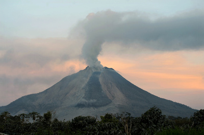 インドネシアのシナブン山噴火、1万人以上が避難