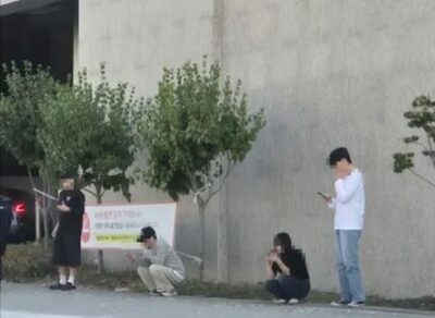 禁煙区域、横断幕の目の前で堂々と喫煙…韓国・SNSで「見るたび腹が立つ」