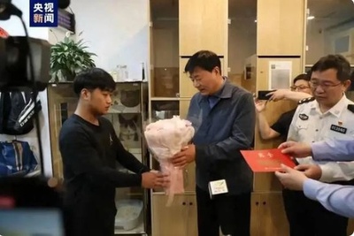 飲酒転倒の高齢者を助けた若者 加害者と誤解され警察が事実解明＝南京