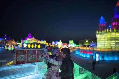 「ハルビン国際氷雪祭」来場者でにぎわう、中国