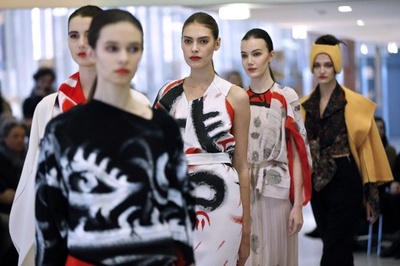 鮮やかな色使いのオリエンタルな作品、「ステファニー クデール」15年春夏オートクチュール