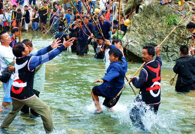 自然の恵みに感謝　少数民族ミャオ族伝統の祭「殺魚節」