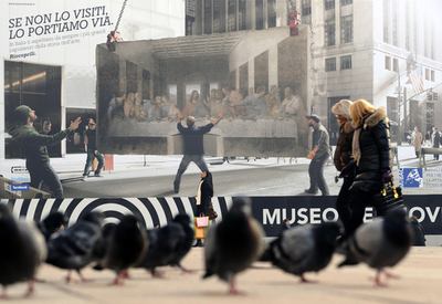 文化遺産「見に来ないなら撤去します」 イタリア2都市に巨大ポスター