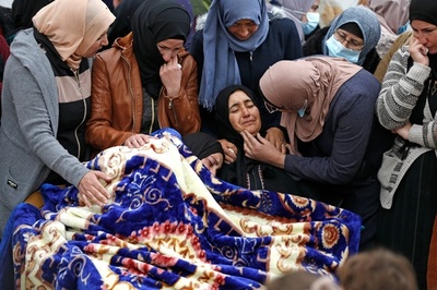 イスラエル軍との衝突で死亡、13歳少年の葬儀 パレスチナ