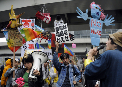 東電本社前で反原発デモ