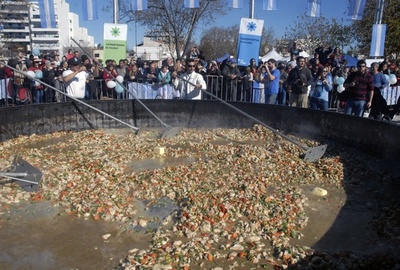 世界最大？チキンとライスの料理 子ども病院の運営費調達で