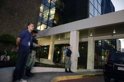 パナマ当局、文書流出の法律事務所を家宅捜索