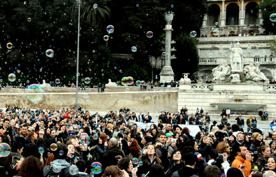 ローマの広場を埋め尽くすシャボン玉集団