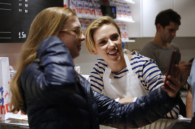 S・ヨハンソンさん、仏パリにポップコーン店をオープン