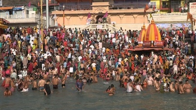 動画:祭りでもコロナ検査は忘れない インド北部ガンジス川