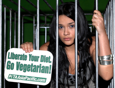 「肉食を止めて菜食を」PETAが新しいポスター制作