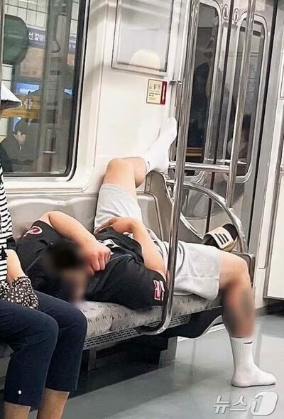 ソウル地下鉄、失われたマナー…座席占拠で30分間熟睡の入れ墨の男性