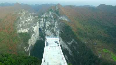 雲の海に浮かぶ展望台「雲海天舟」 絶景を堪能 中国・広西