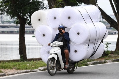 【今日の1枚】大物もバイクで運搬、ベトナム