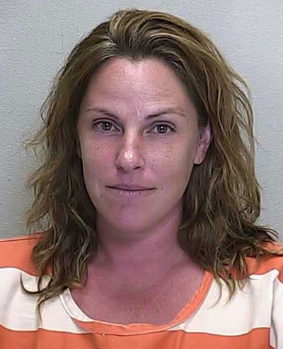 トップレスの女が警察とカーチェイス、米フロリダ