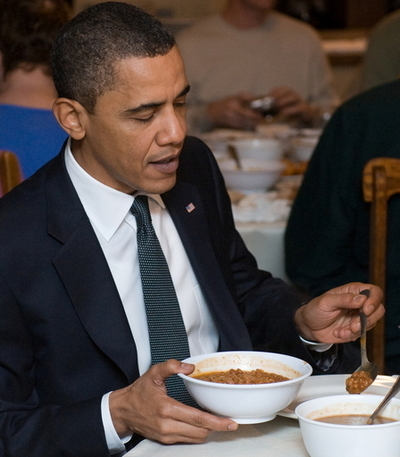 オバマ米大統領「ミシェルには内緒で」、訪問先でデザートに舌鼓