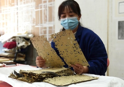 手術のよう…古書の修復を手掛ける「本のお医者さん」 中国・重慶