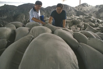 つかむと砕ける！ 寄宿舎建設に25トンの粗悪コンクリ 河南省