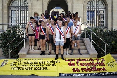 自治体への寄付金減少、下着姿で首長ら抗議 仏