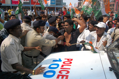 13人死亡の集団避妊手術、医師を拘束 インド