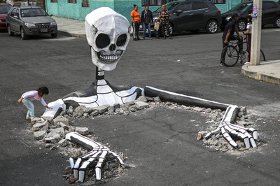 【今日の1枚】ガイコツ、アスファルトを突き破って登場