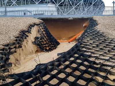 ロシアW杯開催のスタジアムに浸水被害、周辺では土手が崩落