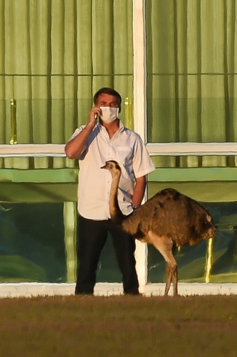 コロナ陽性のブラジル大統領、隔離生活は「もう耐えられない」 再検査へ