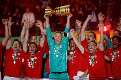 バイエルン、ロッベンとリベリーにささげるドイツ杯優勝