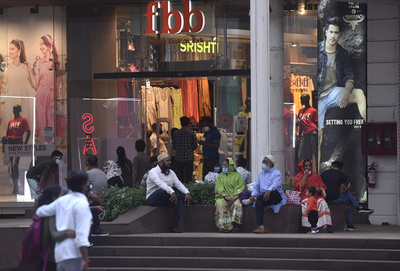 インドのコロナ累計死者数、5万人超え 24時間で900人増