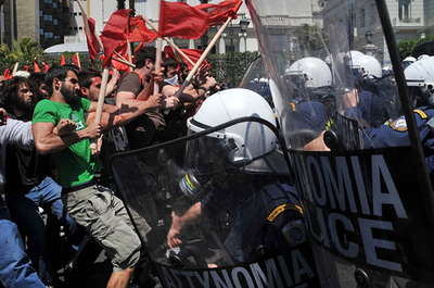 ギリシャでデモ、厳しい財政再建措置に抗議