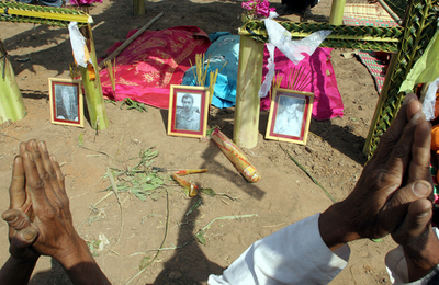 13年前にクメール・ルージュに殺害された欧米人3人の追悼式 - カンボジア