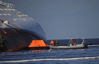 海中に沈んだ船体内部の不明者捜索を打ち切り、伊クルーズ船事故