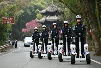 電動バランススクーターで安全パトロール 四川・峨眉山