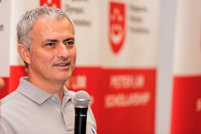 モウリーニョ氏、マンU監督就任は「100万ドルの問題」