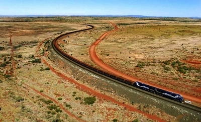 酔って線路で寝込んだ豪男性、列車通過も無事