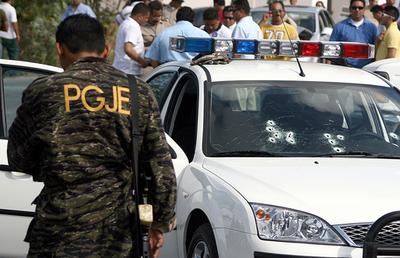 警官の汚職防止に家族写真の携帯を義務付け、メキシコ