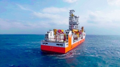 深海1.1万メートルの掘削能力完備！ 中国初の大洋掘削船が初の試験航行完了