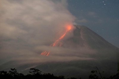 ムラピ山から溶岩や噴煙 インドネシアで最も活発な火山、活動続く