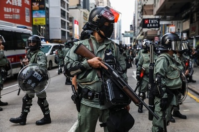 香港高裁、警察官の個人情報さらす行為を一時禁止 写真も該当
