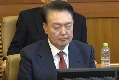 「まさか、寝てる？」…尹大統領、弾劾審判中に「居眠り」疑惑
